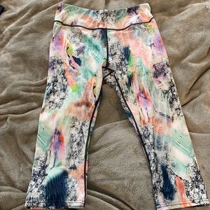 3/4 leggings. Worn twice fits like a M/L. Bundle for discount/make me a deal!